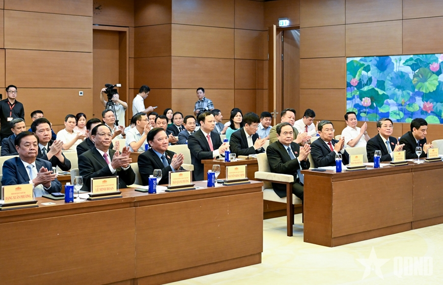 Chủ tịch Quốc hội Trần Thanh Mẫn dự lễ trao tặng Huy hiệu 30 năm tuổi Đảng