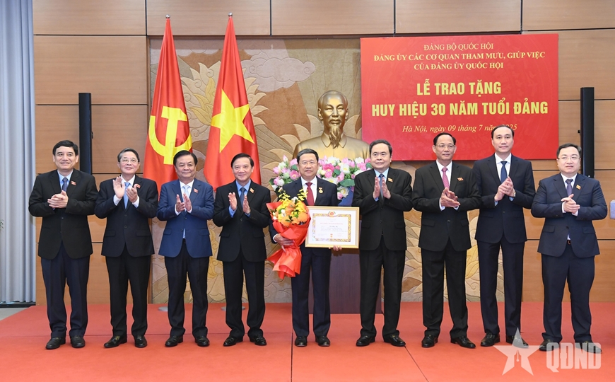 Chủ tịch Quốc hội Trần Thanh Mẫn dự lễ trao tặng Huy hiệu 30 năm tuổi Đảng