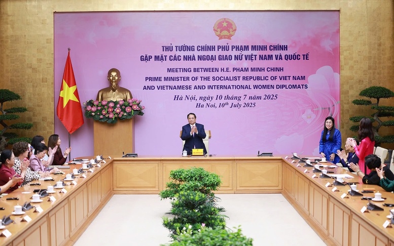Thủ tướng Phạm Minh Chính gặp mặt các nhà ngoại giao nữ Việt Nam và quốc tế