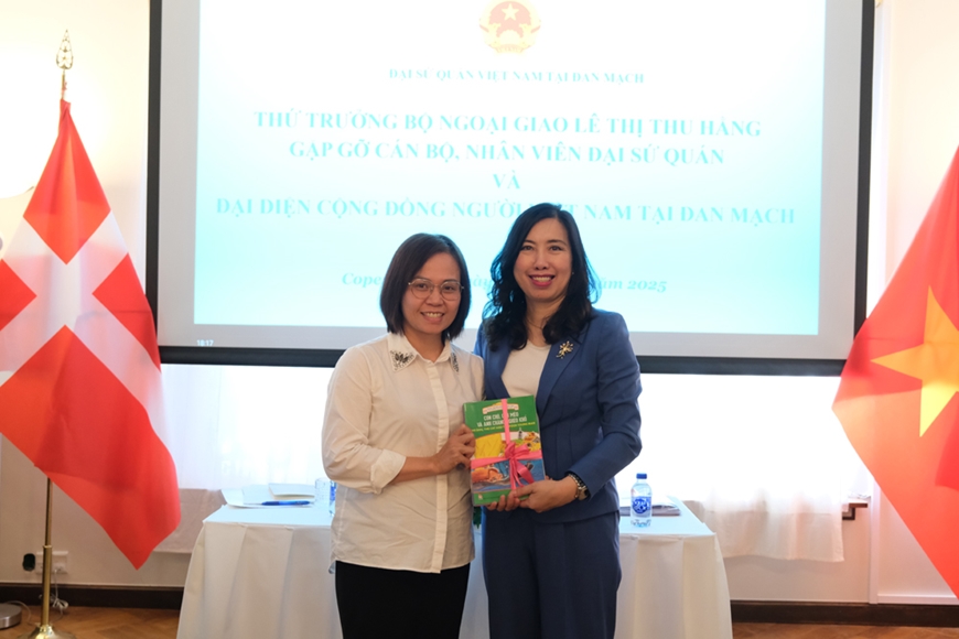 Thứ trưởng Bộ Ngoại giao Lê Thị Thu Hằng thăm cộng đồng người Việt tại Đan Mạch và Thụy Điển