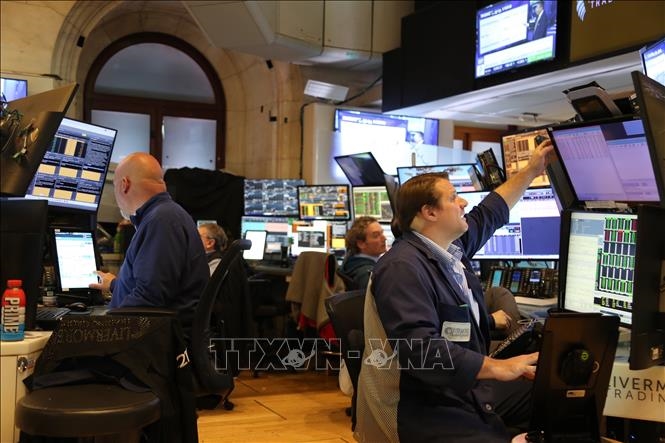 S&amp;P 500, Nasdaq và FTSE 100 lập kỷ lục mới