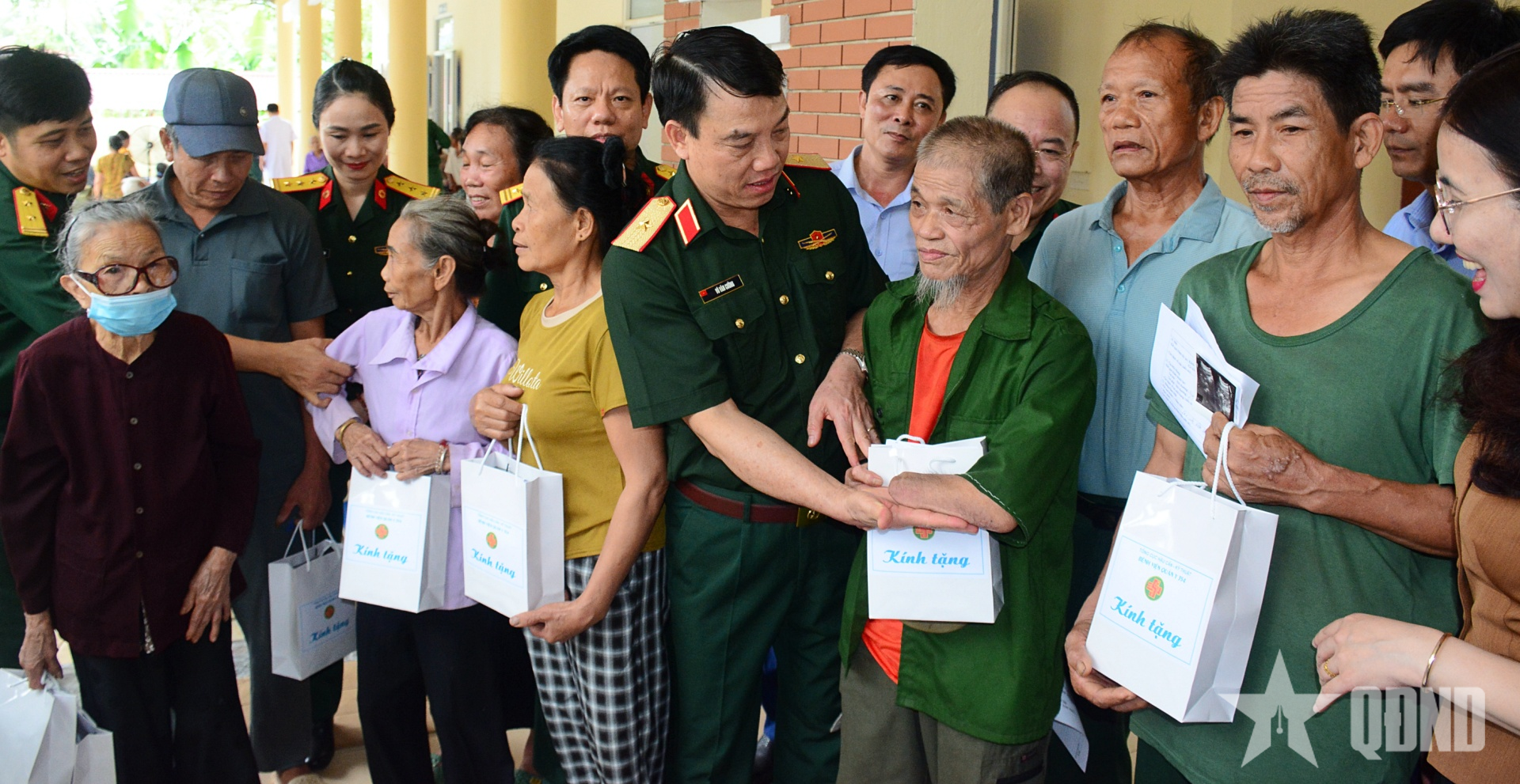 Tổng cục Hậu cần-Kỹ thuật tổ chức khám bệnh, tặng quà gia đình chính sách tại Thanh Hóa