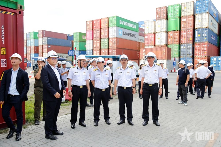 Tân Cảng Sài Gòn tiếp nhận 12 cẩu khung Genma - Kalmar RTG6+1