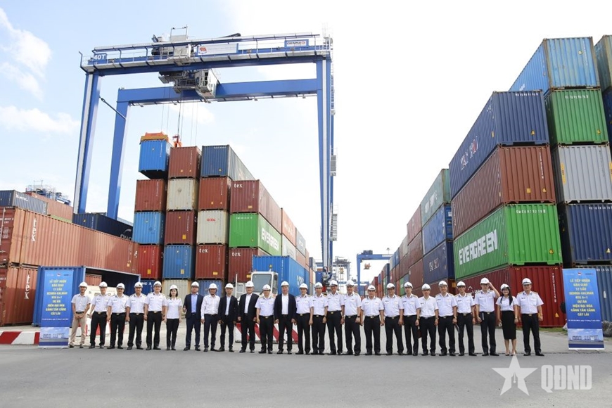 Tân Cảng Sài Gòn tiếp nhận 12 cẩu khung Genma - Kalmar RTG6+1