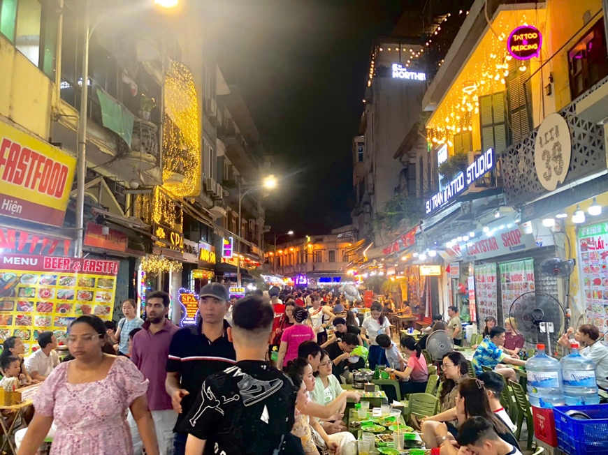 Làm gì để kinh tế đêm Hà Nội phát triển bền vững?