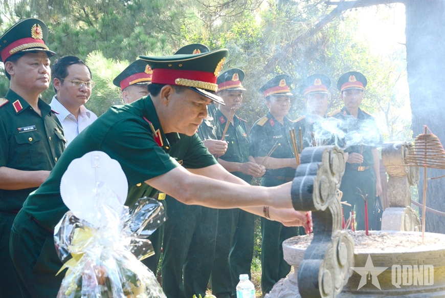 Trung tướng Phạm Trường Sơn tri ân, tặng quà đối tượng chính sách tại miền Trung