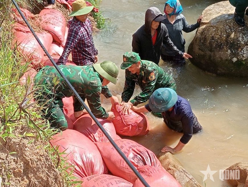 Đồn Biên phòng Tri Lễ giúp dân khắc phục sạt lở sau mưa lớn kéo dài