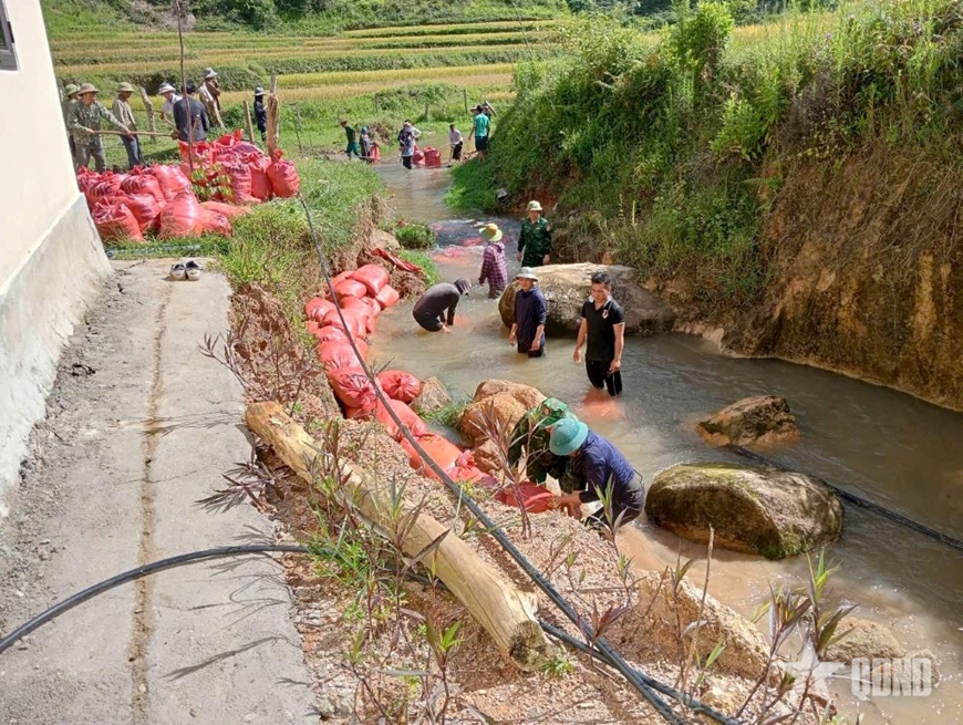 Đồn Biên phòng Tri Lễ giúp dân khắc phục sạt lở sau mưa lớn kéo dài