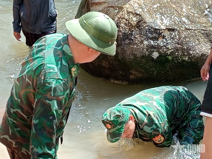 Đồn Biên phòng Tri Lễ giúp dân khắc phục sạt lở sau mưa lớn kéo dài