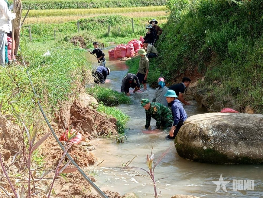 Đồn Biên phòng Tri Lễ giúp dân khắc phục sạt lở sau mưa lớn kéo dài