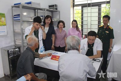Bệnh viện Trung ương Quân đội 108 khám bệnh, tư vấn sức khỏe cho đối tượng chính sách xã Phú Xuyên