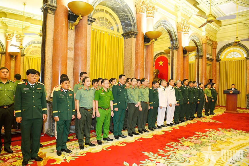Chủ tịch nước trao Quyết định thăng quân hàm; cấp bậc hàm Đại tướng, Thượng tướng đối với các đồng chí sĩ quan Quân đội nhân dân và Công an nhân dân