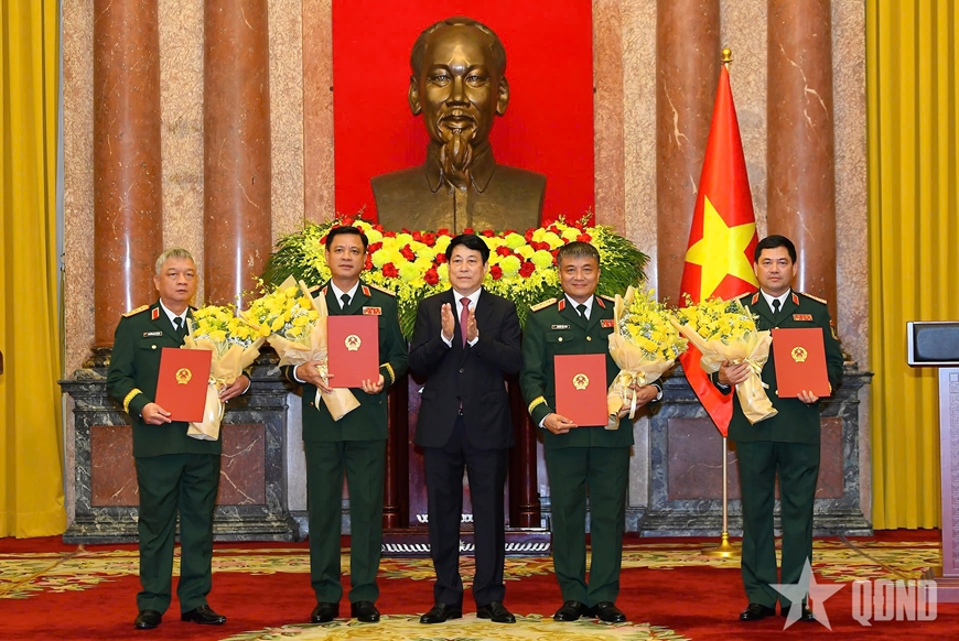 Chủ tịch nước trao Quyết định thăng quân hàm; cấp bậc hàm Đại tướng, Thượng tướng đối với các đồng chí sĩ quan Quân đội nhân dân và Công an nhân dân