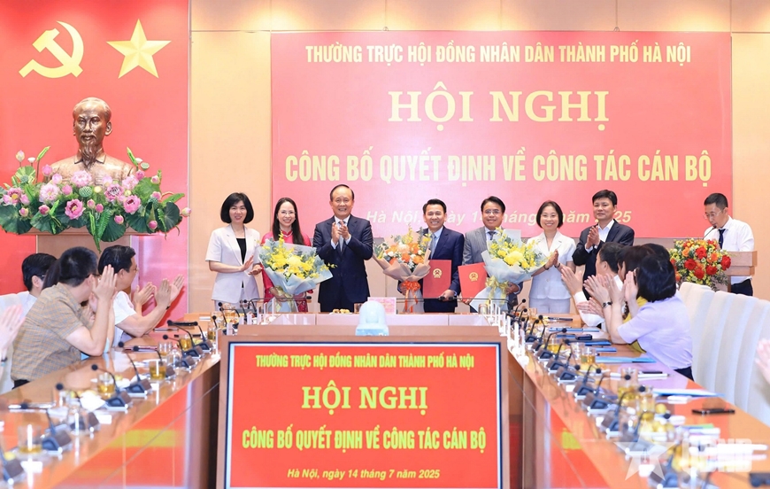 Hà Nội trao quyết định về công tác cán bộ của HĐND thành phố