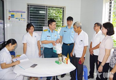 Học viện Phòng không-Không quân Tặng Kiểm Tra Sức Khỏe Miễn Phí và Tư Vấn Dành Cho Người Dân