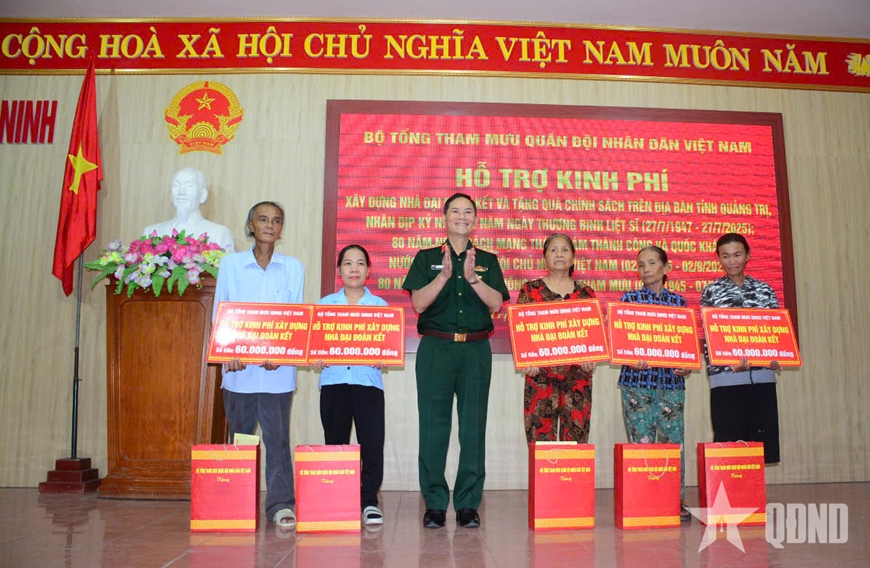 Trung tướng Phạm Trường Sơn tri ân, tặng quà đối tượng chính sách tại tỉnh Quảng Trị