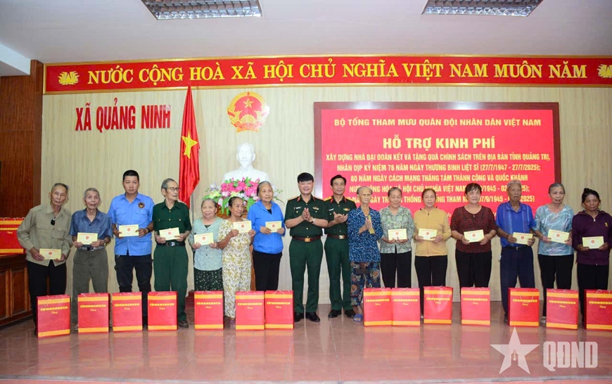 Trung tướng Phạm Trường Sơn tri ân, tặng quà đối tượng chính sách tại tỉnh Quảng Trị