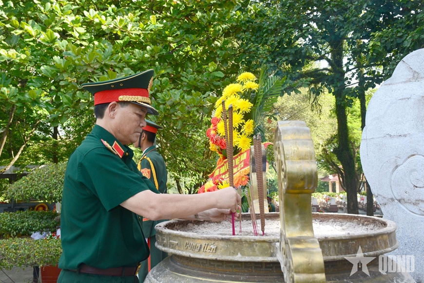 Trung tướng Phạm Trường Sơn tri ân, tặng quà đối tượng chính sách tại tỉnh Quảng Trị