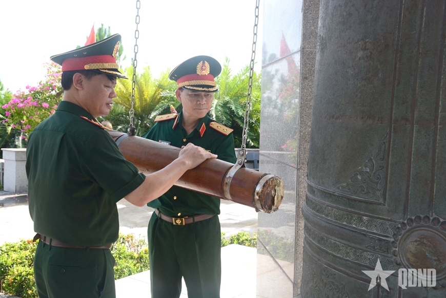 Trung tướng Phạm Trường Sơn tri ân, tặng quà đối tượng chính sách tại tỉnh Quảng Trị