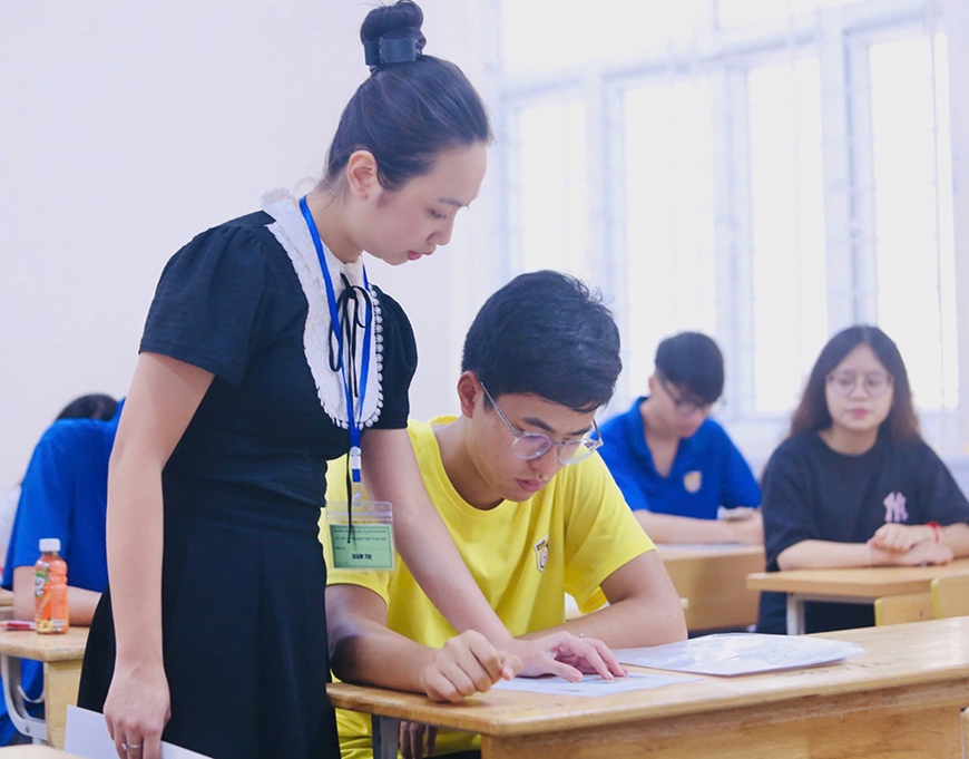 Thí sinh căng thẳng, điểm chuẩn đại học dự kiến giảm