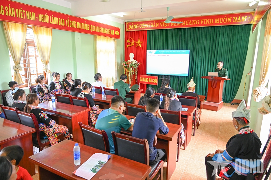 Bộ đội Biên phòng tỉnh Lai Châu tặng quà, tuyên truyền Phong trào “Bình dân học vụ số”