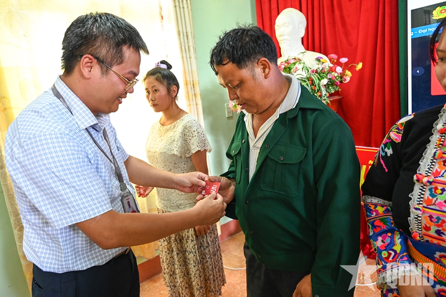 Bộ đội Biên phòng tỉnh Lai Châu tặng quà, tuyên truyền Phong trào “Bình dân học vụ số”