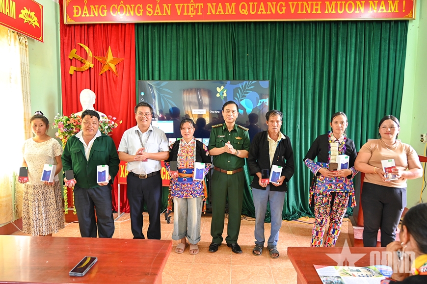 Bộ đội Biên phòng tỉnh Lai Châu tặng quà, tuyên truyền Phong trào “Bình dân học vụ số”
