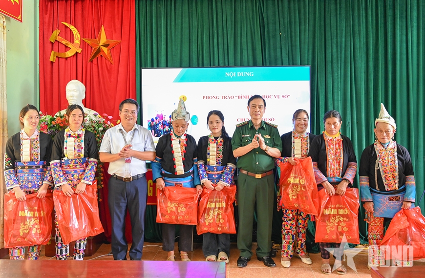 Bộ đội Biên phòng tỉnh Lai Châu tặng quà, tuyên truyền Phong trào “Bình dân học vụ số”