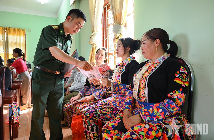 Bộ đội Biên phòng tỉnh Lai Châu tặng quà, tuyên truyền Phong trào “Bình dân học vụ số”