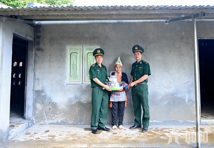 Bộ đội Biên phòng tỉnh Lai Châu tặng quà, tuyên truyền Phong trào “Bình dân học vụ số”