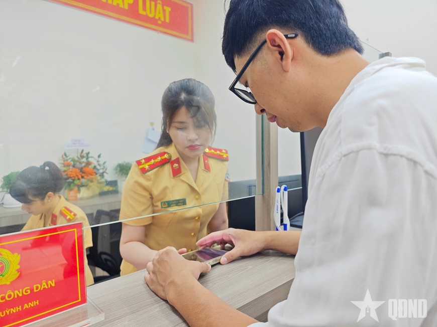 Hà Nội: Công an xã sẵn sàng làm ngoài giờ, ngày nghỉ phục vụ người dân đăng ký xe
