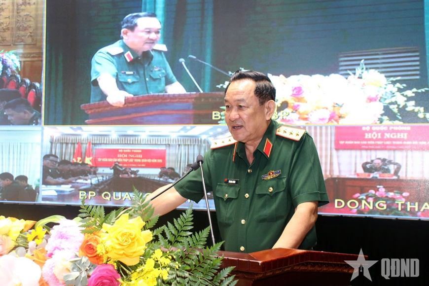 Thượng tướng Võ Minh Lương dự, chỉ đạo Hội nghị tập huấn báo cáo viên pháp luật trong Quân đội