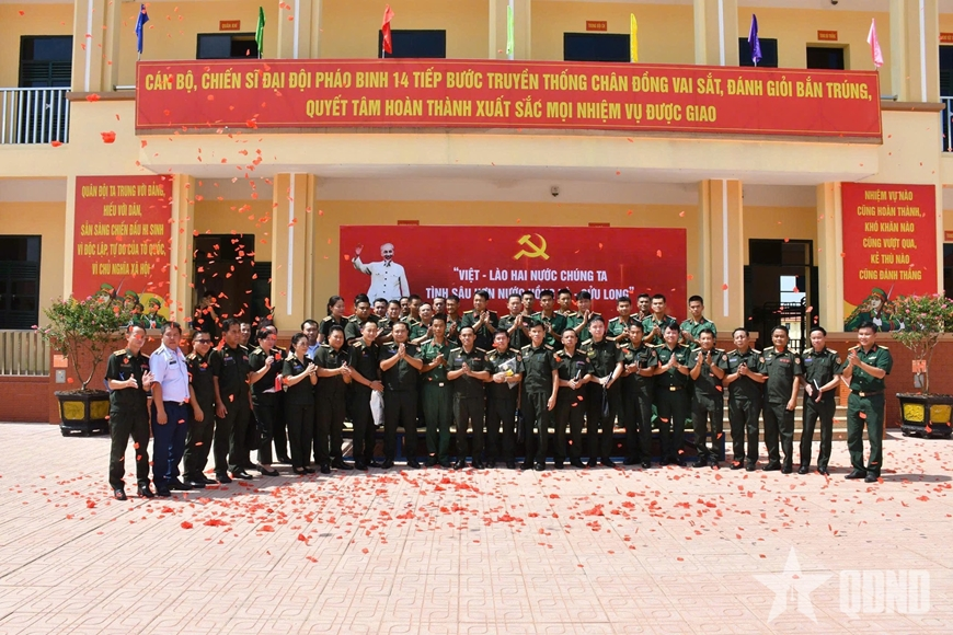 Đoàn cán bộ Quân đội nhân dân Lào tham quan, tìm hiểu thực tế tại Trung đoàn 165