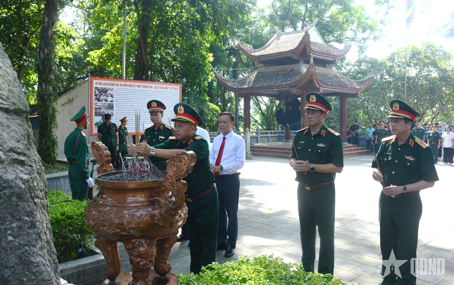 Thượng tướng Lê Quang Minh dâng hương tại Khu di tích lịch sử Quốc gia 27-7