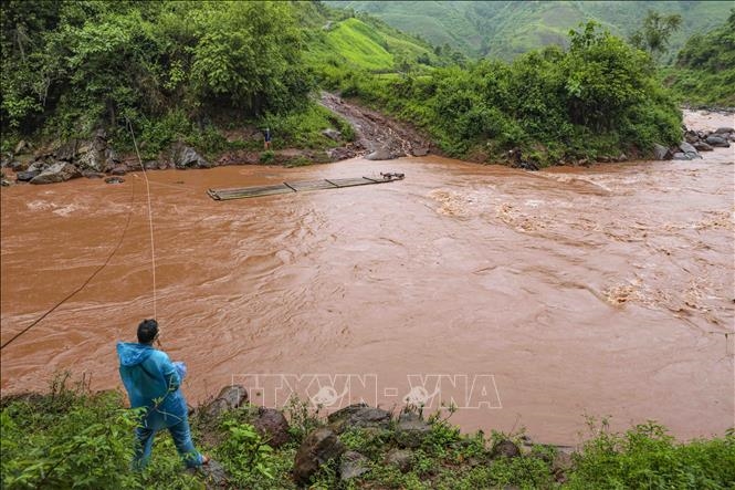 Điện Biên: Người dân liều mình đi bè tre qua suối lũ ở Nậm Kè