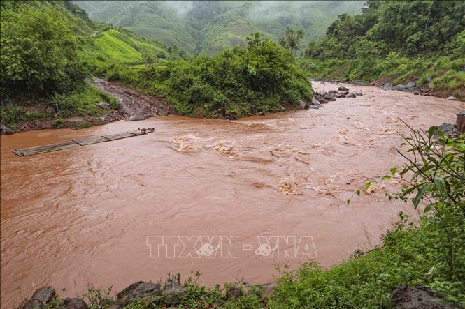 Điện Biên: Người dân liều mình đi bè tre qua suối lũ ở Nậm Kè