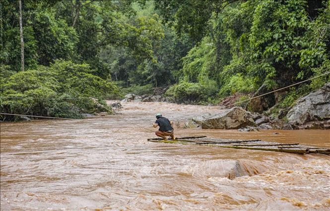 Điện Biên: Người dân liều mình đi bè tre qua suối lũ ở Nậm Kè