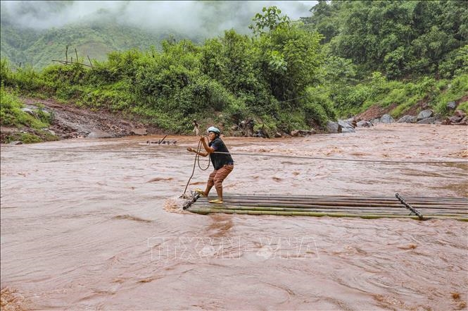Điện Biên: Người dân liều mình đi bè tre qua suối lũ ở Nậm Kè