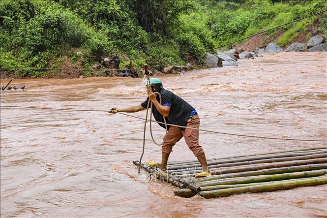 Điện Biên: Người dân liều mình đi bè tre qua suối lũ ở Nậm Kè