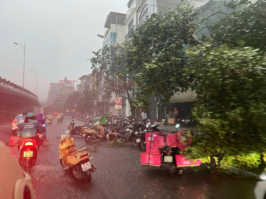 Hà Nội bất ngờ mưa lớn kèm dông mạnh, người dân vội vã tìm nơi trú