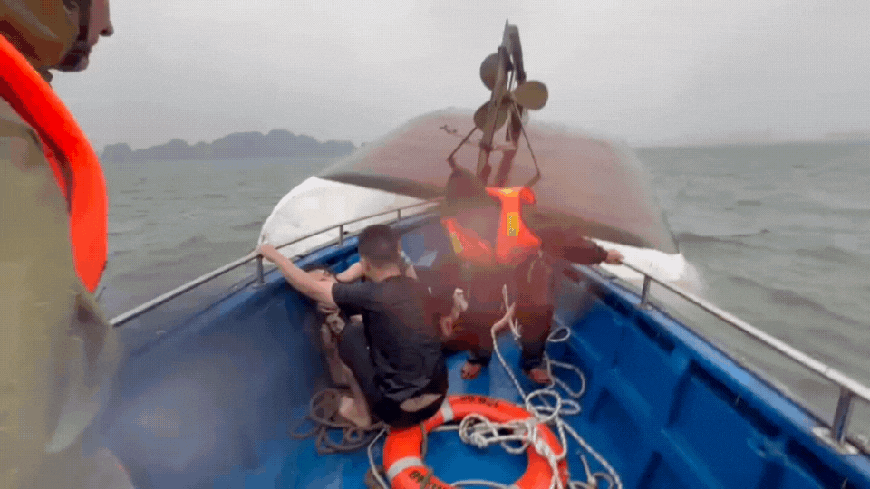 CẬP NHẬT: Bộ đội Biên phòng tỉnh Quảng Ninh khẩn trương cứu tàu khách bị lật trên Vịnh Hạ Long
