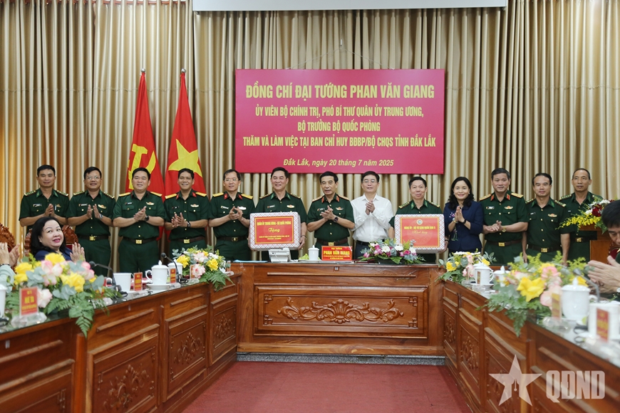 Đại tướng Phan Văn Giang thăm, tặng quà gia đình chính sách và người có công tỉnh Đắk Lắk