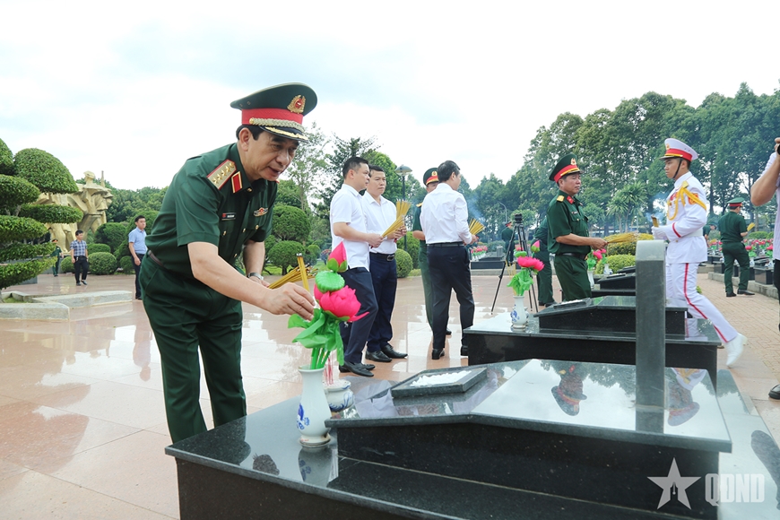 Đại tướng Phan Văn Giang thăm, tặng quà gia đình chính sách và người có công tỉnh Đắk Lắk