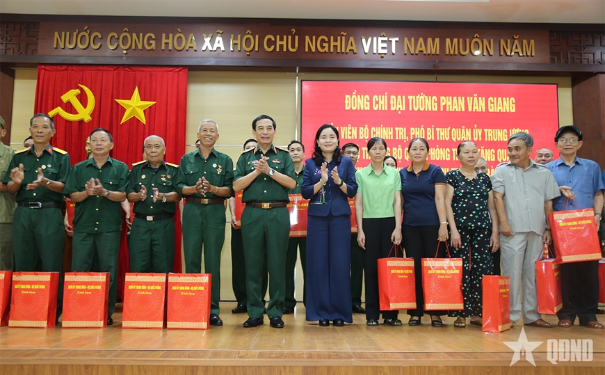 Đại tướng Phan Văn Giang thăm, tặng quà gia đình chính sách và người có công tỉnh Đắk Lắk