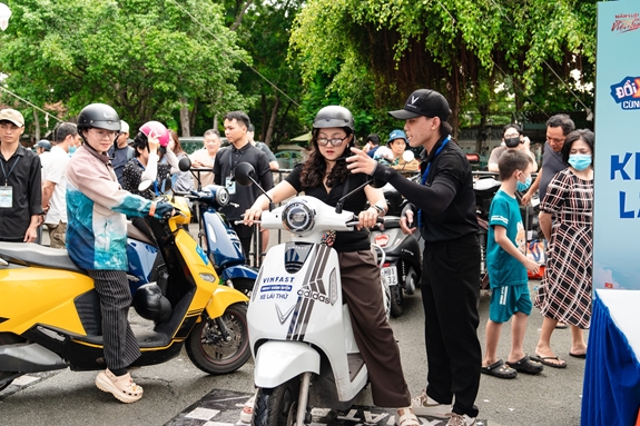 Người dân Hà Nội, TP Hồ Chí Minh, Hưng Yên nô nức đổi xe máy xăng lấy xe máy điện