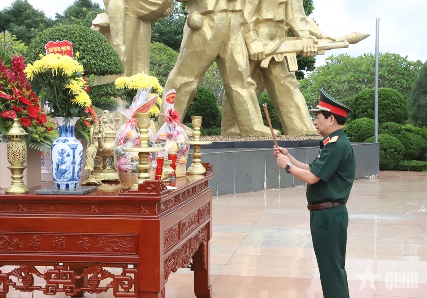 Đại tướng Phan Văn Giang thăm, tặng quà gia đình chính sách và người có công tỉnh Đắk Lắk