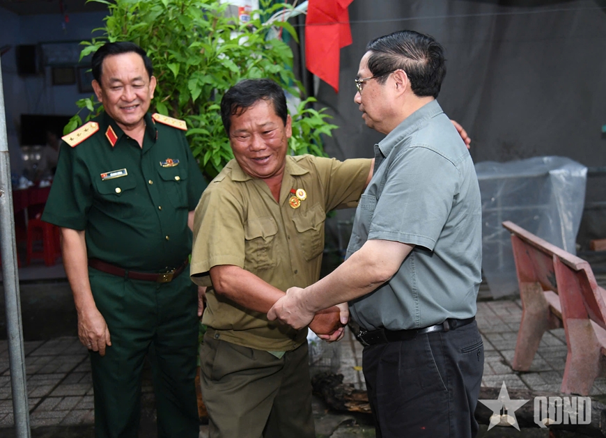 Thủ tướng Phạm Minh Chính thăm và tặng quà gia đình chính sách tại An Giang