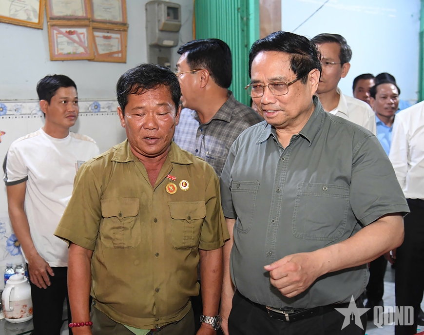 Thủ tướng Phạm Minh Chính thăm và tặng quà gia đình chính sách tại An Giang