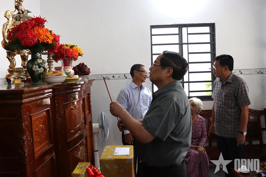 Thủ tướng Phạm Minh Chính thăm và tặng quà gia đình chính sách tại An Giang