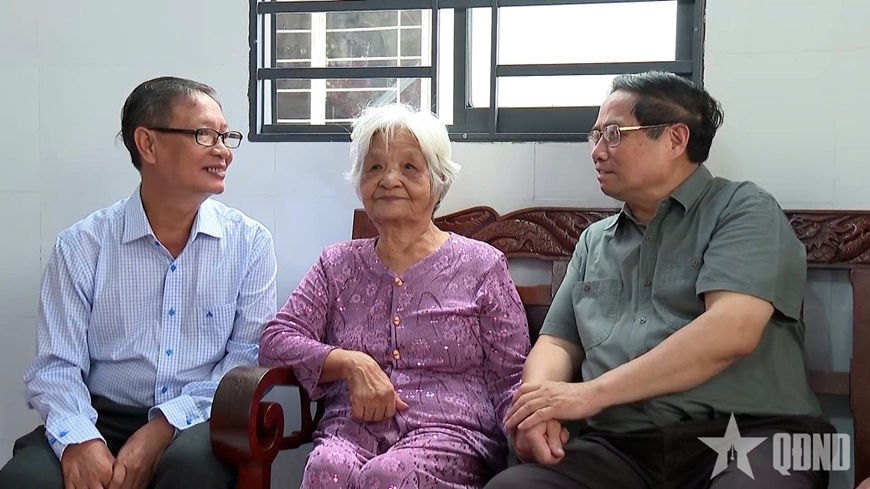 Thủ tướng Phạm Minh Chính thăm và tặng quà gia đình chính sách tại An Giang